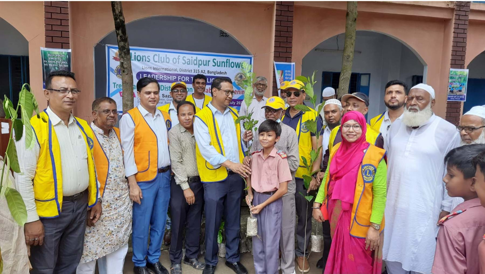 সৈয়দপুরে লায়ন্স ক্লাবের উদ্যোগে বৃক্ষরোপণ ও বিনামূল্যে স্বাস্থ্যসেবা